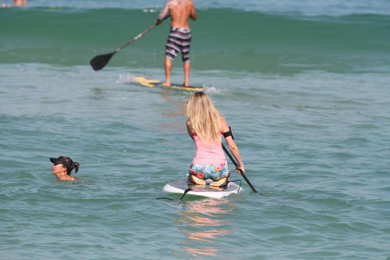 Susana Werner pratica stand up paddle na praia da Barra da Tijuca