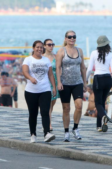 Vera Fischer se exercita na orla do calçadão, no Rio de Janeiro