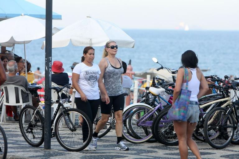 Vera Fischer se exercita na orla do calçadão, no Rio de Janeiro