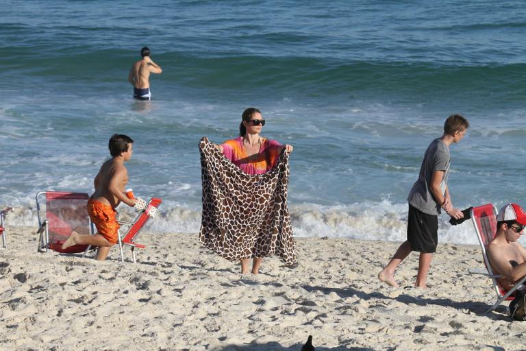 Letícia Spiller curte praia no Rio de Janeiro