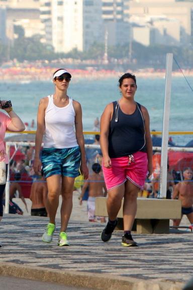 Luana Piovani caminha na orla do Leblon, no Rio de Janeiro