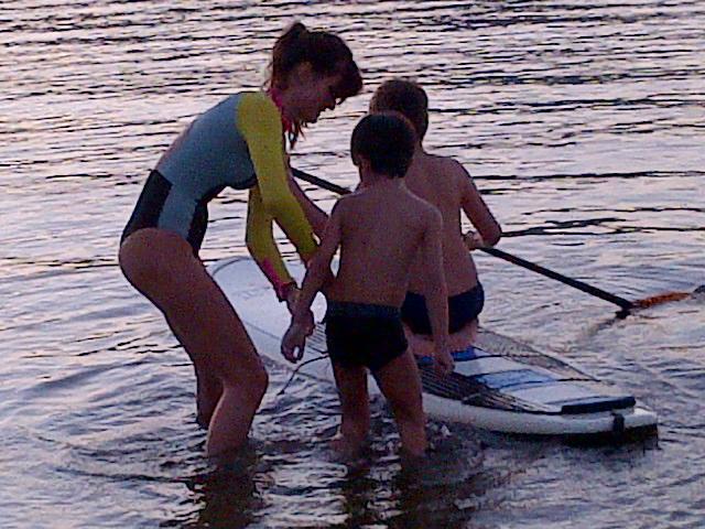 Isabeli Fontana pratica stand up paddle com os filhos em Santa Catarina