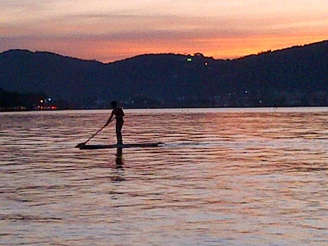 Isabeli Fontana leva os filhos para praticar stand up paddle em Santa Catarina