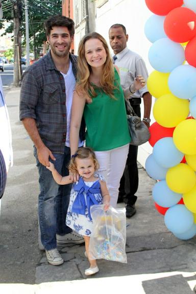 Fernanda Rodrigues e Raoni Carneiro com a filha Luisa