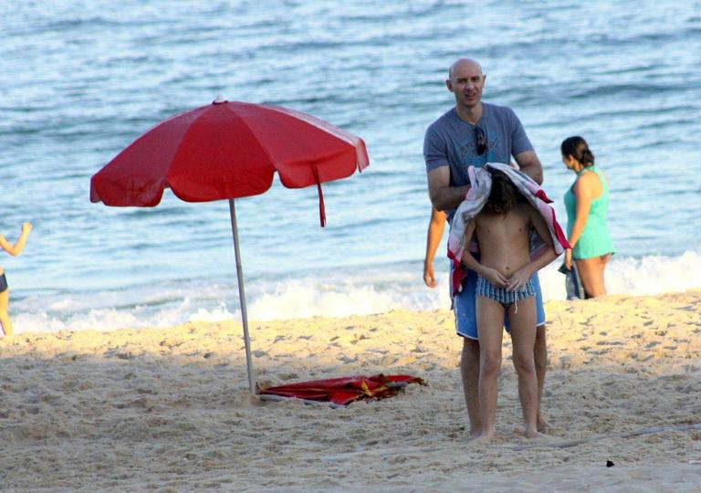 Diversão de Tande com o filho Yago na praia