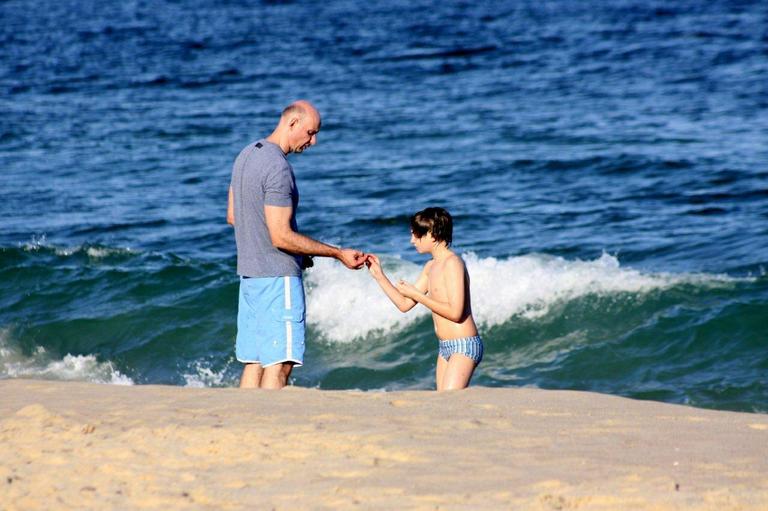 Diversão de Tande com o filho Yago na praia