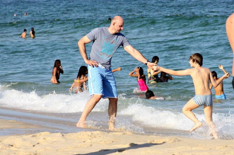 Diversão de Tande com o filho Yago na praia