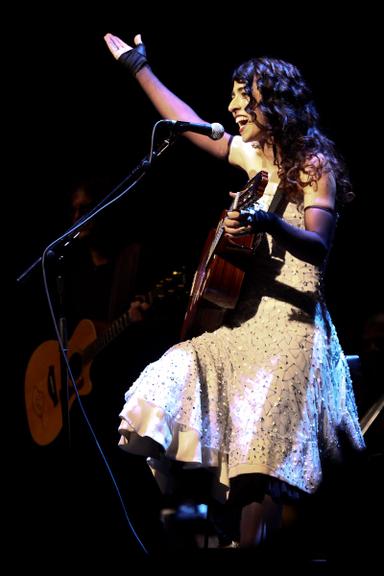 Marisa Monte comemora seu aniversário no palco