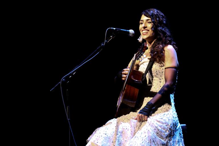 Marisa Monte comemora seu aniversário no palco