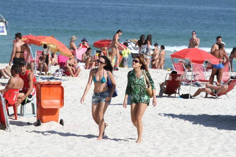 Nívea Stelmann esbanja boa forma na praia