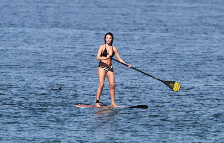 Ísis Valverde pratica stund up no Rio de Janeiro