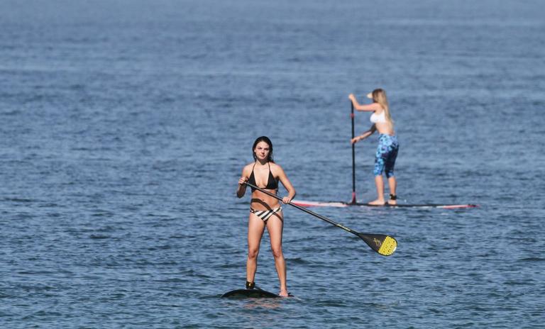 Ísis Valverde pratica stund up no Rio de Janeiro