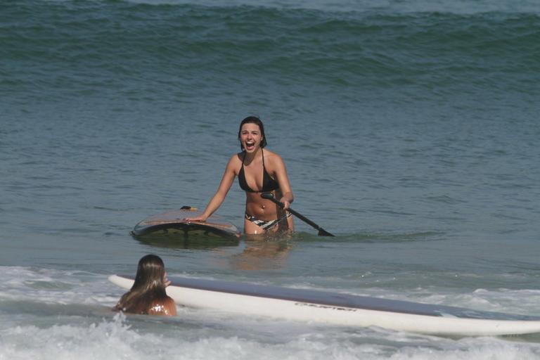 Ísis Valverde pratica stund up no Rio de Janeiro