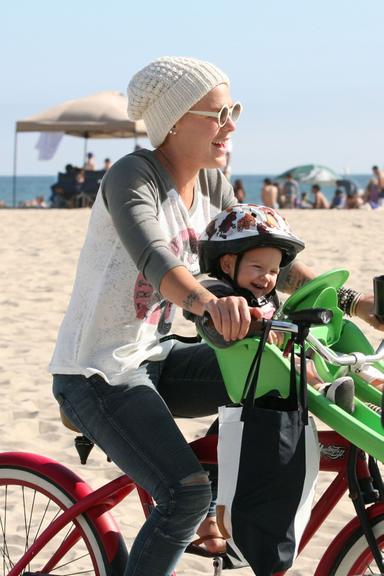 Pink passeia com a filha, a simpática Willow Sage, por Los Angeles, nos Estados Unidos