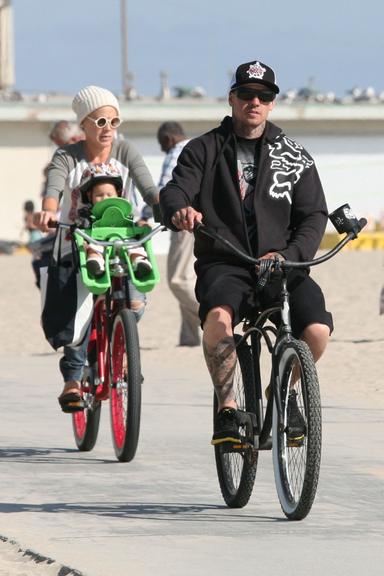 Pink passeia com a filha, a simpática Willow Sage, por Los Angeles, nos Estados Unidos