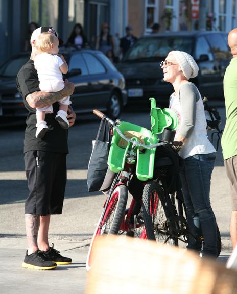 Pink passeia com a filha, a simpática Willow Sage, por Los Angeles, nos Estados Unidos