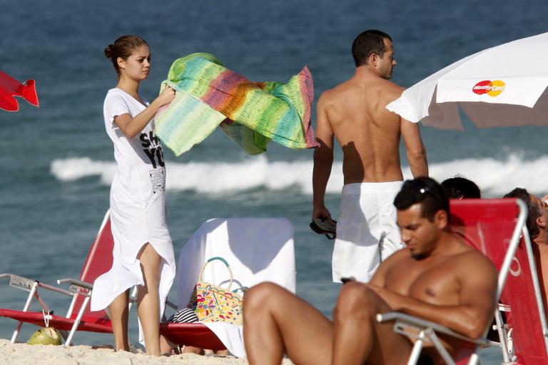 Malvino Salvador e Sophie Charlotte em praia no Rio de Janeiro