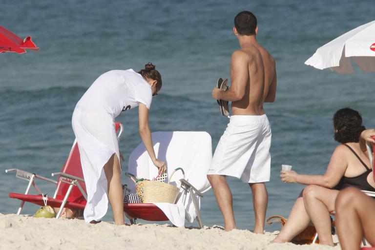 Malvino Salvador e Sophie Charlotte em praia no Rio de Janeiro