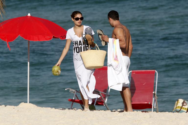 Malvino Salvador e Sophie Charlotte em praia no Rio de Janeiro