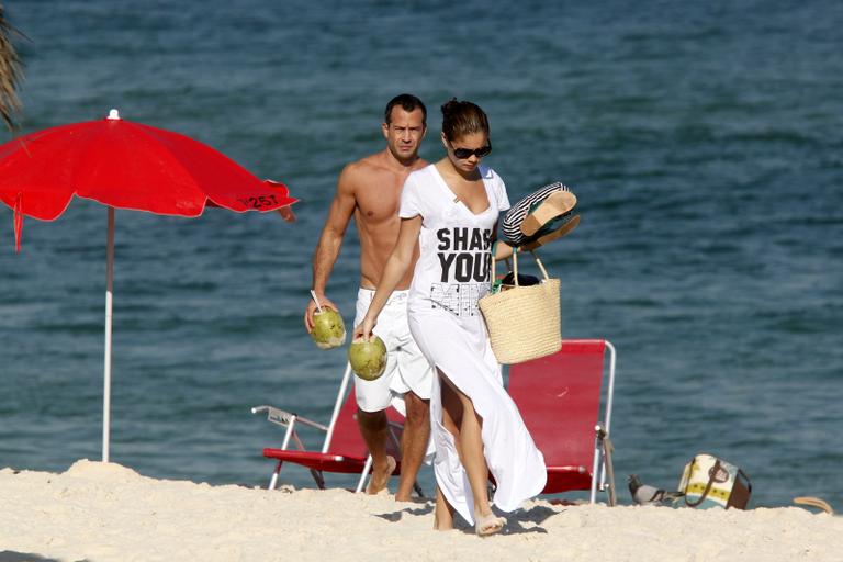 Malvino Salvador e Sophie Charlotte em praia no Rio de Janeiro