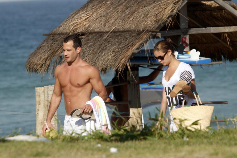 Malvino Salvador e Sophie Charlotte em praia no Rio de Janeiro