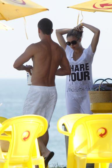 Malvino Salvador e Sophie Charlotte em praia no Rio de Janeiro