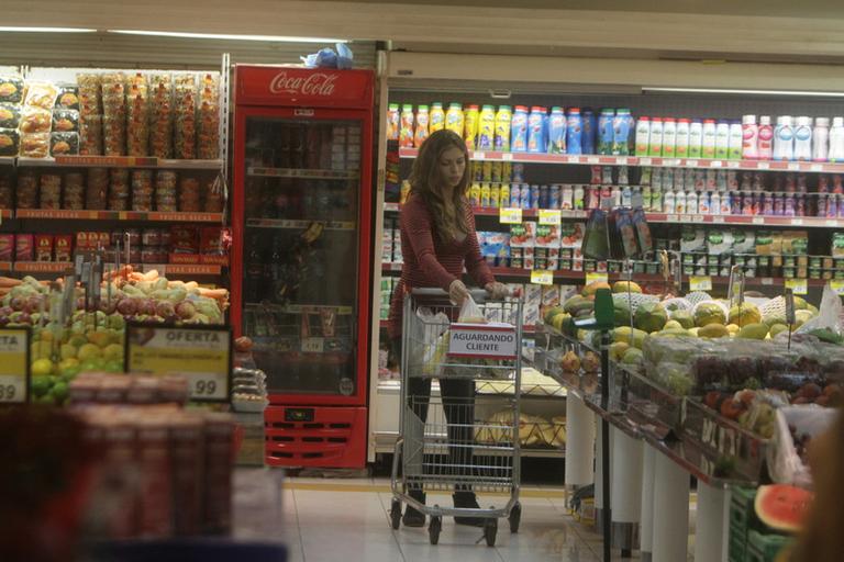 Grazi Massafera faz compras em mercado no Rio de Janeiro