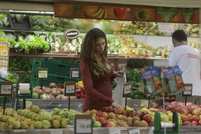 Grazi Massafera faz compras em mercado no Rio de Janeiro