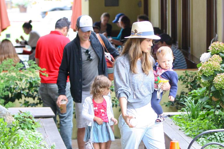 Jessica Alba curte o feriado com o marido Cash Warren e as filhas Honor e Haven