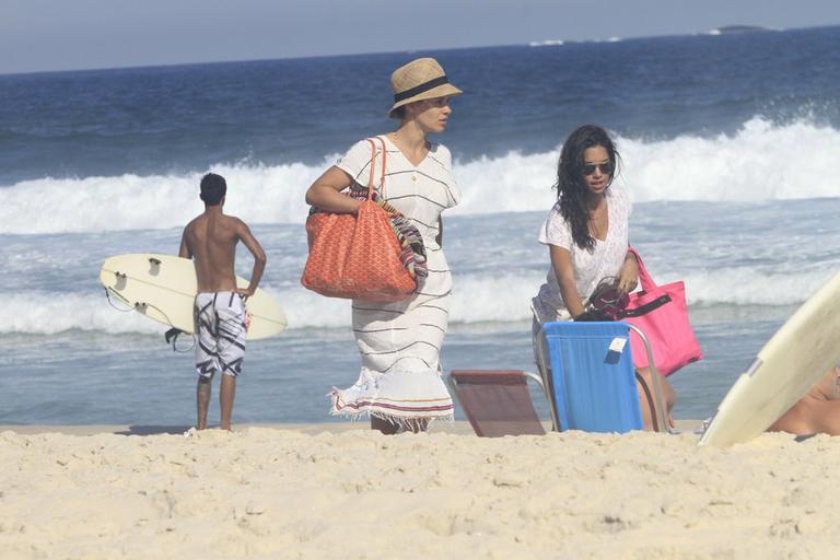 Carolina Dieckmann em praia no Rio de Janeiro