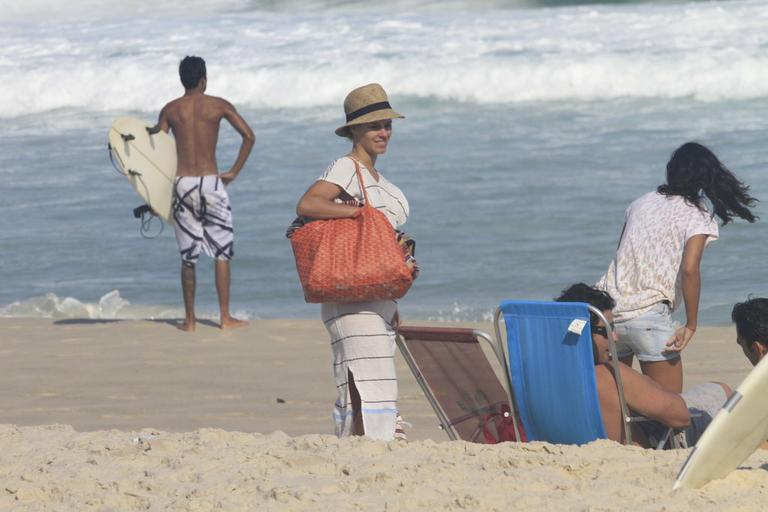 Carolina Dieckmann em praia no Rio de Janeiro