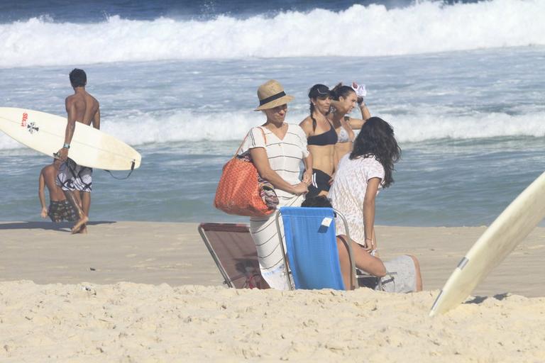 Carolina Dieckmann em praia no Rio de Janeiro