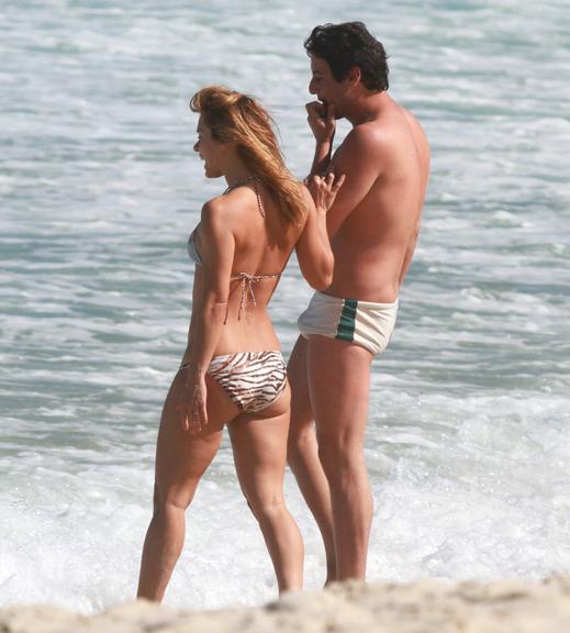 Carolina Dieckmann e Bruno de Luca em praia no Rio de Janeiro