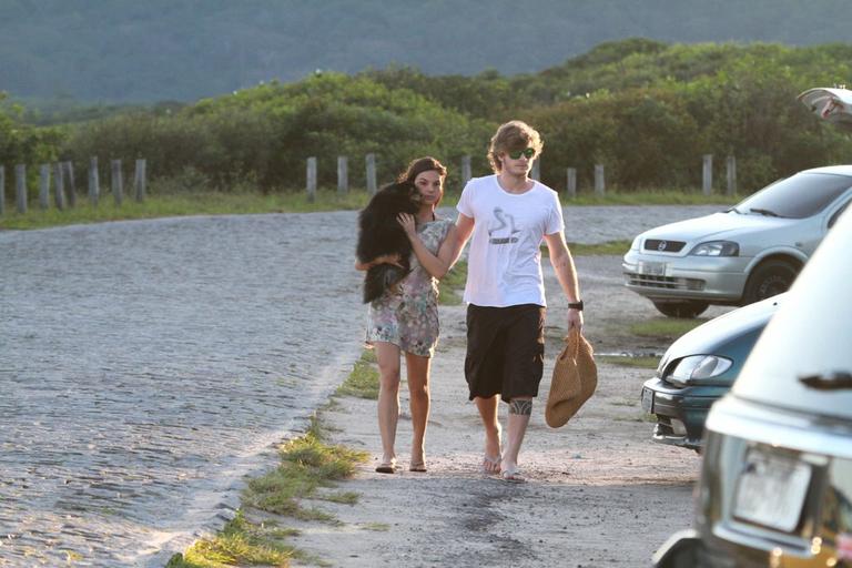 Ísis Valverde com o namorado, Tom Rezende