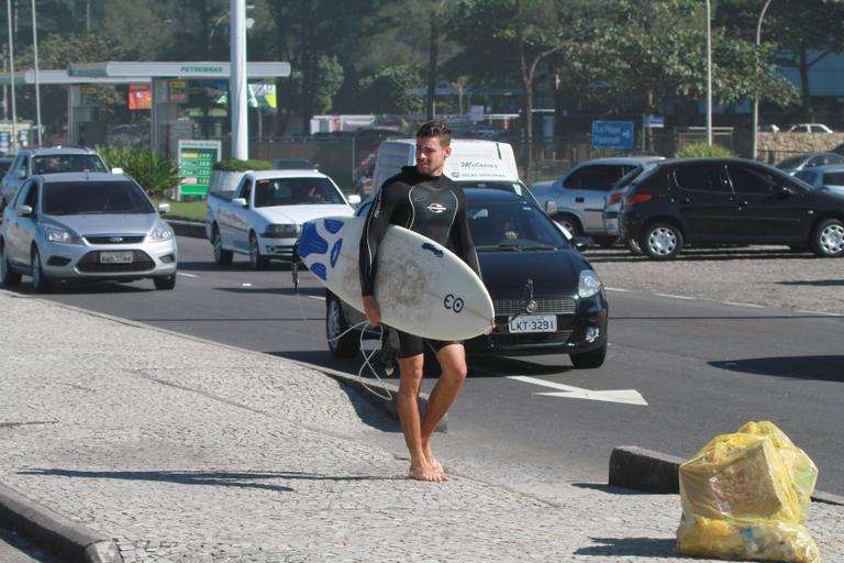 Cauã Reymond e seu esporte favorito, o surfe