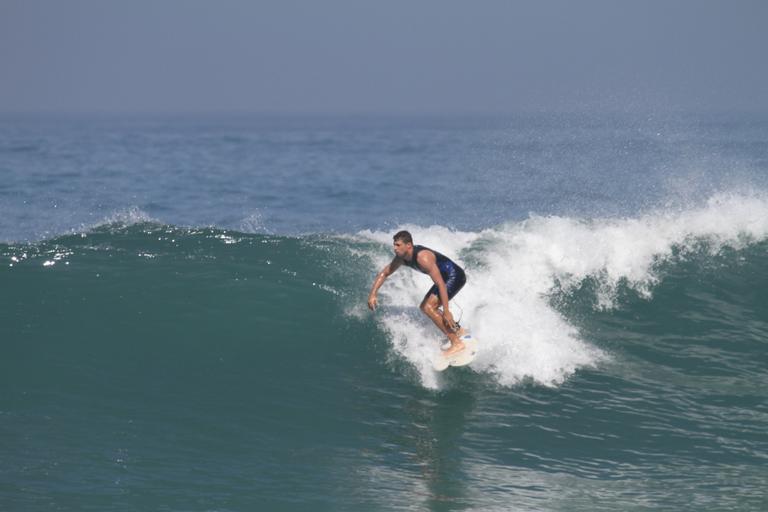 Cauã Reymond e seu esporte favorito, o surfe