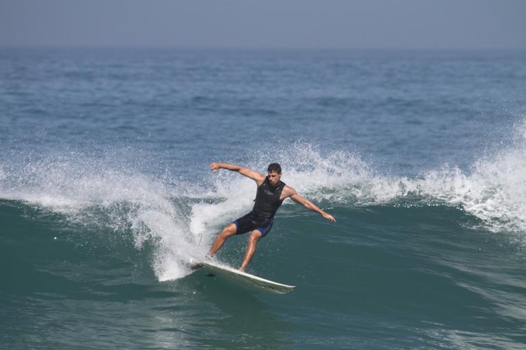 Cauã Reymond e seu esporte favorito, o surfe