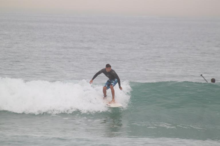 Cauã Reymond e seu esporte favorito, o surfe