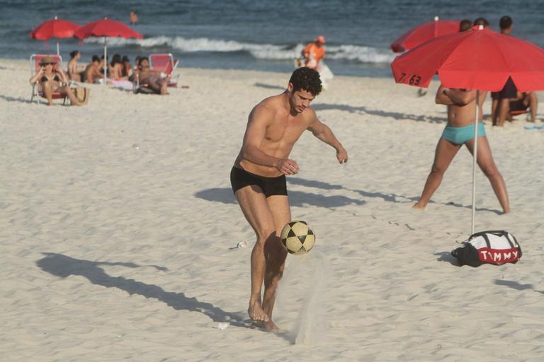 José Loreto joga bola na praia