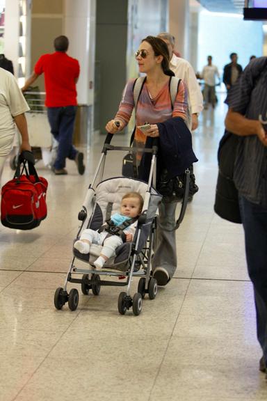 Gabriela Duarte e Frederico, seu segundo filho, no Aeroporto Santos Dumont