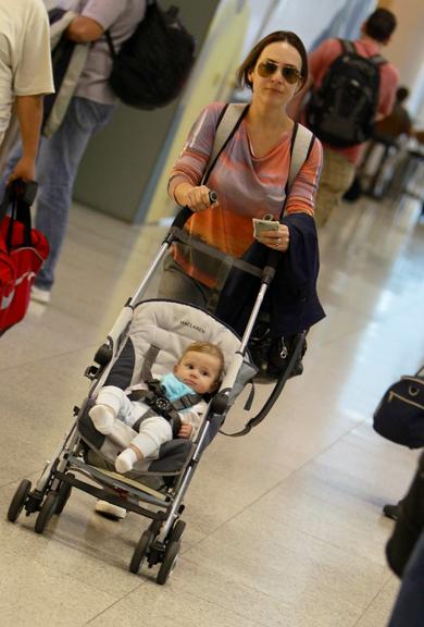 Gabriela Duarte e Frederico, seu segundo filho, no Aeroporto Santos Dumont