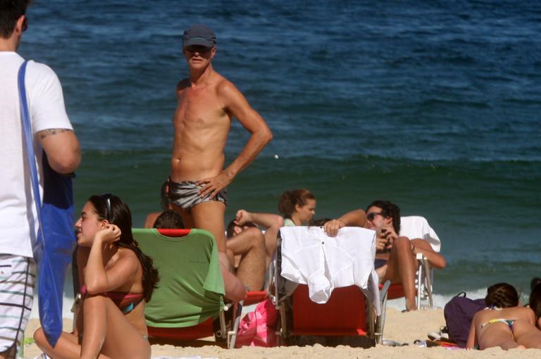 Marcos Caruso curte praia do Leblon, no Rio de Janeiro