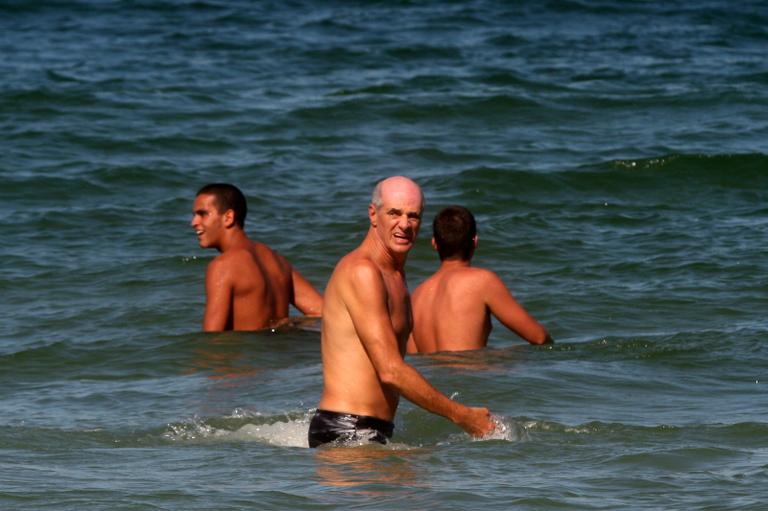 Marcos Caruso curte praia do Leblon, no Rio de Janeiro