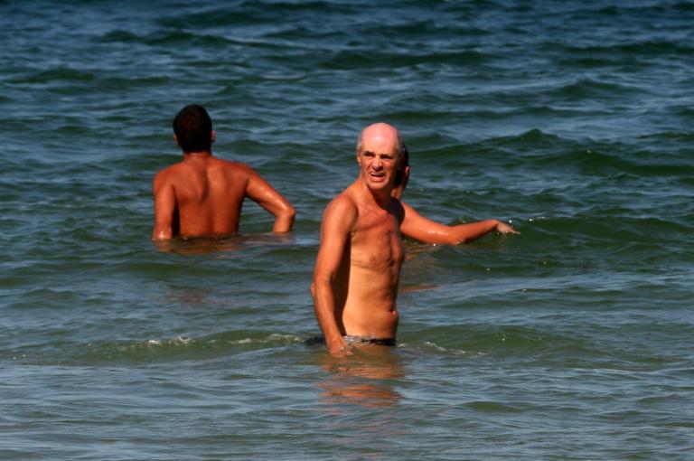 Marcos Caruso curte praia do Leblon, no Rio de Janeiro