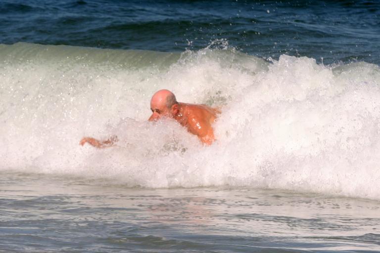 Marcos Caruso curte praia do Leblon, no Rio de Janeiro