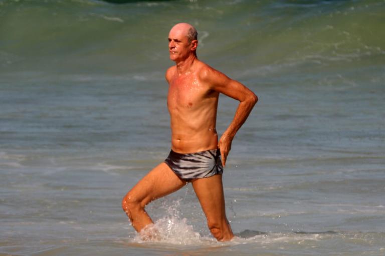 Marcos Caruso curte praia do Leblon, no Rio de Janeiro