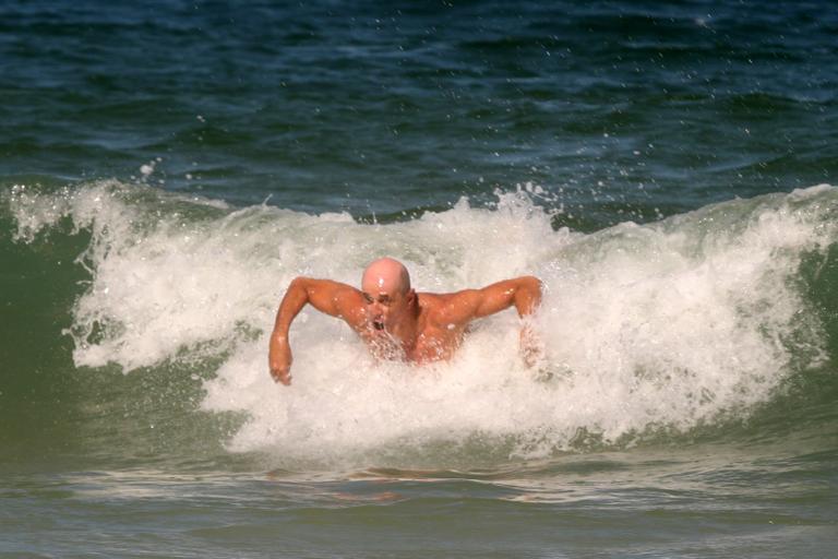 Marcos Caruso curte praia do Leblon, no Rio de Janeiro