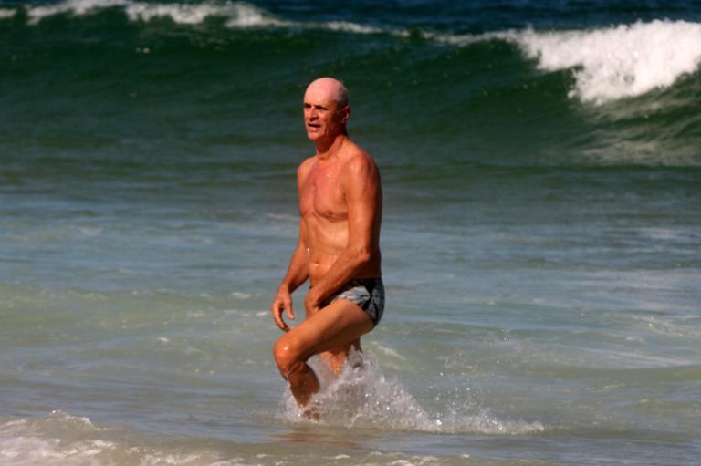 Marcos Caruso curte praia do Leblon, no Rio de Janeiro