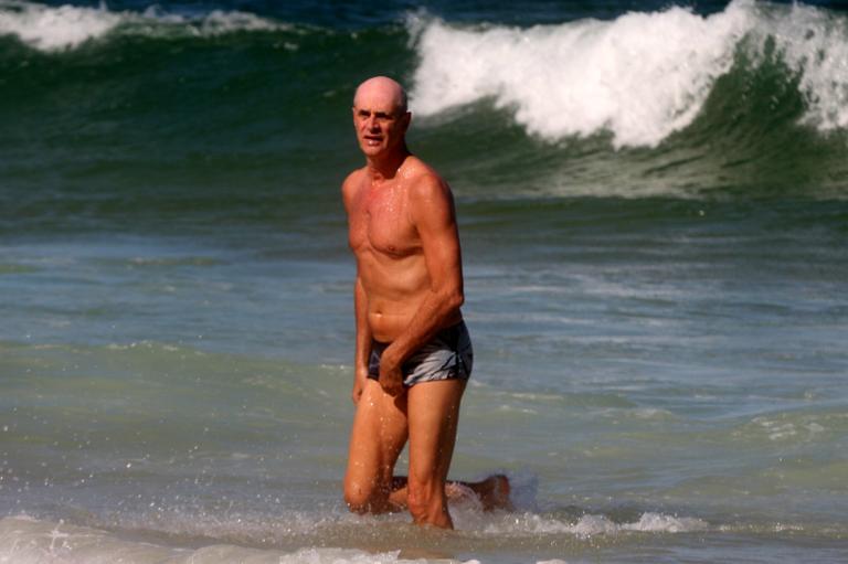 Marcos Caruso curte praia do Leblon, no Rio de Janeiro