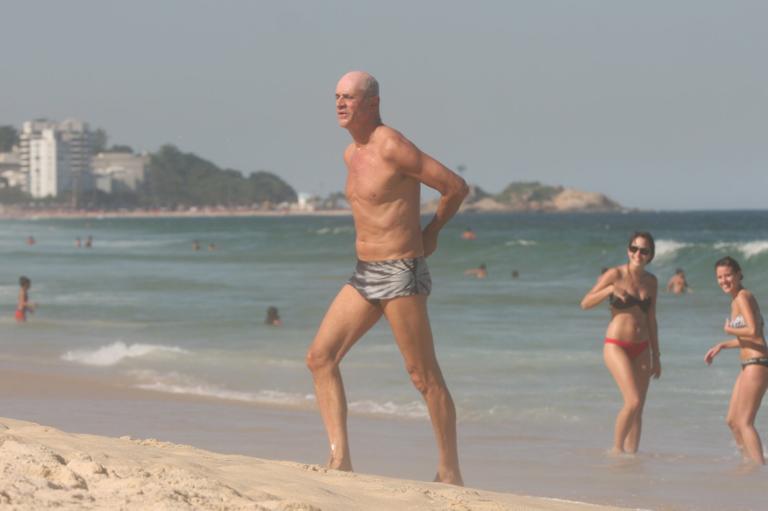 Marcos Caruso curte praia do Leblon, no Rio de Janeiro